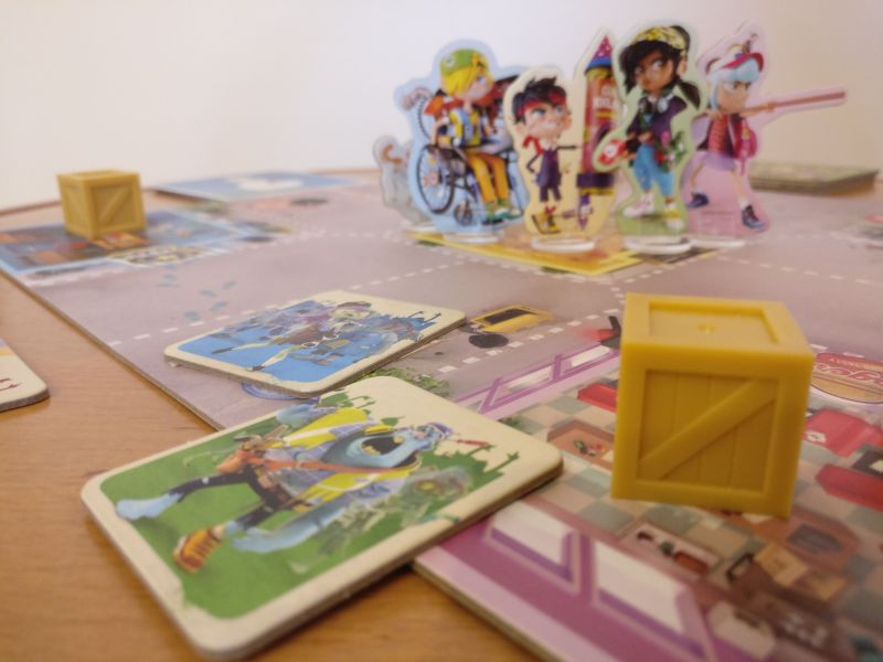 Detailansicht vom Spielbrett von Zombie Teenz Evolution mit Würfeln, Kisten, Zombie-Markern und Spielfiguren.